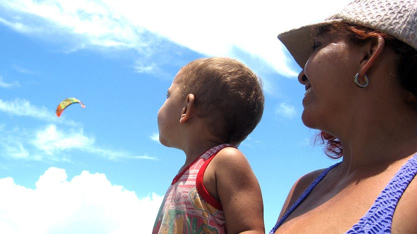 Mujer y niño mirando parapente