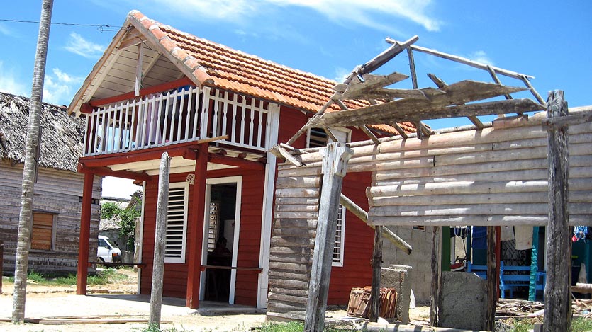 Vivienda recuperada junto a una destruida aún
