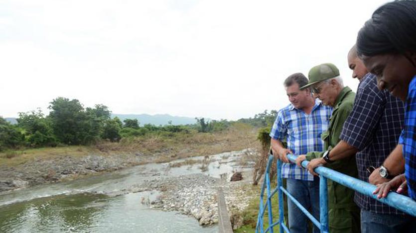 Personas en un puente