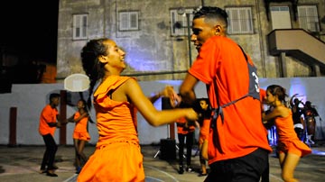 Jóvenes bailando casino