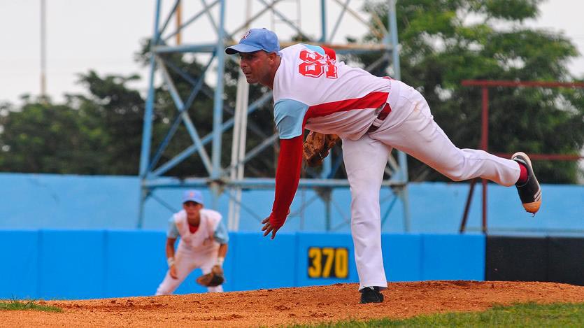 Pelotero lanzando la bola