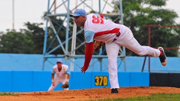 Pelotero lanzando la bola