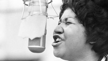 Mujer cantando