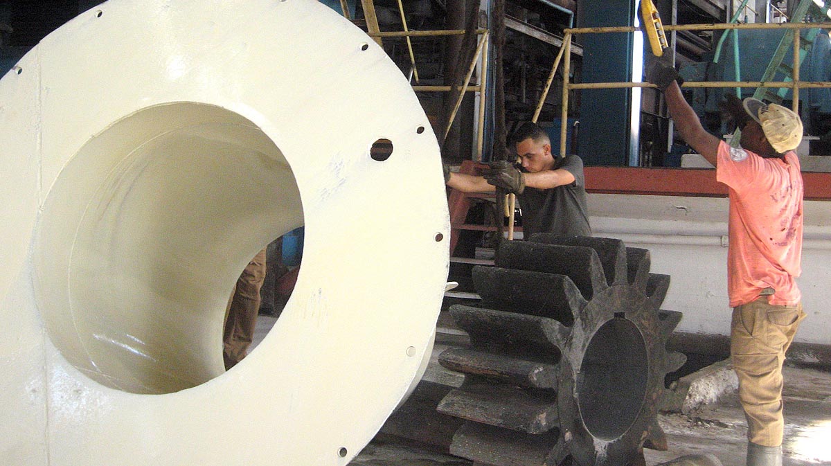Hombres trabajando central