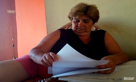 Mujer con papeles