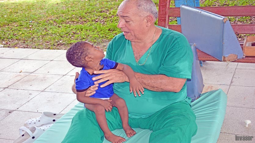 Médico con niño