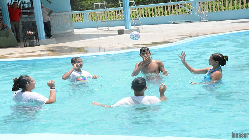 Jóvenes en la piscina