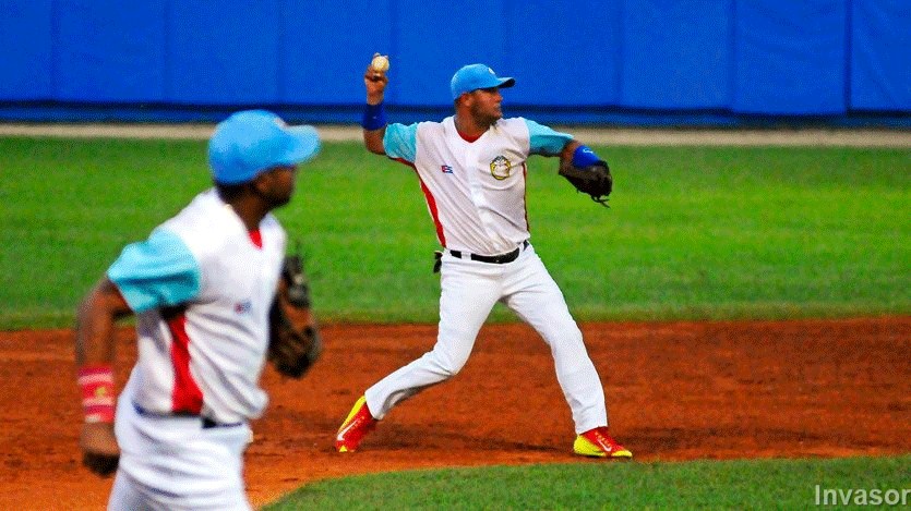 Pelotero lanzando la bola