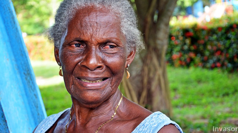 Mujer que limpia el lugar de terapia