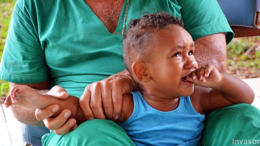 Niño llorando durante la terapia