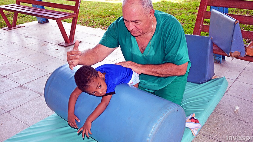 Niño en el colchón de masajes