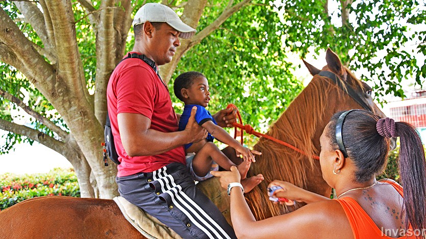 Paseo a caballo junto a entrenador