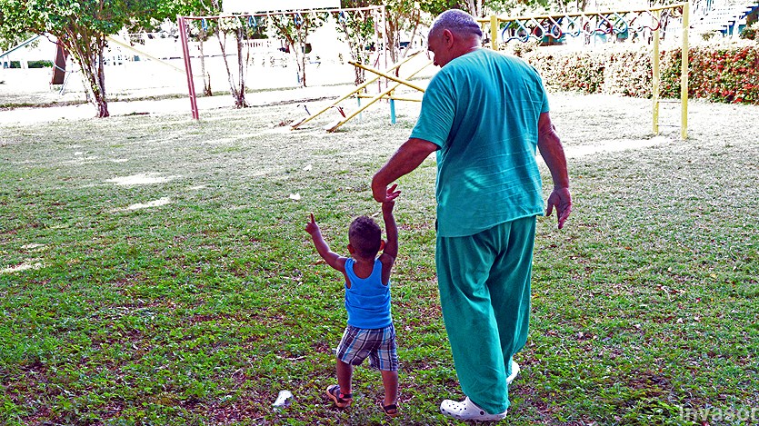 Niño caminando junto a Julio Torres