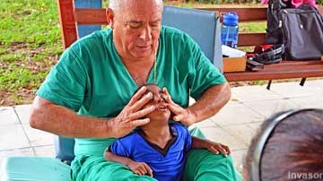 Julio Torres dando masajes a un niño