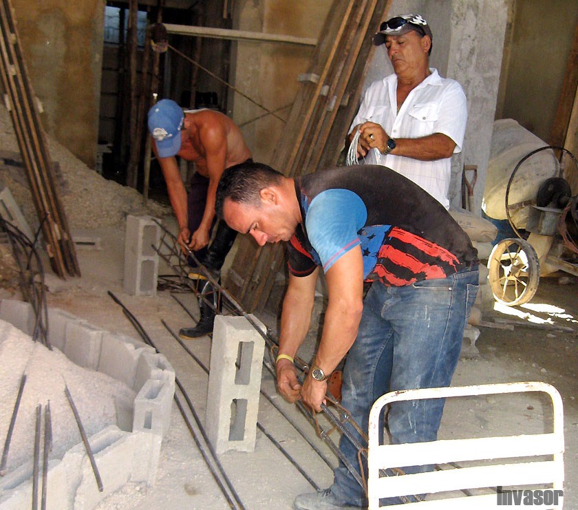 Hombres trabajando construccion del Museo
