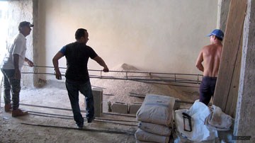 Hombres trabajan en el Museo del deporte