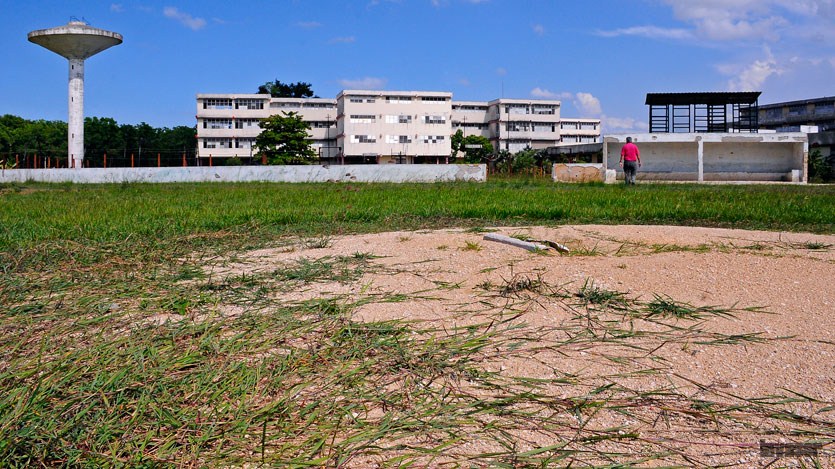 Terreno de béisbol en mal estado 