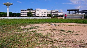 Terreno de béisbol en mal estado 