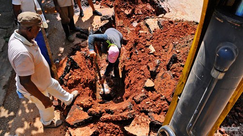 Hombres trabajan en salideros de agua