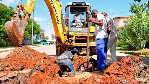 Hombres reparan salideros