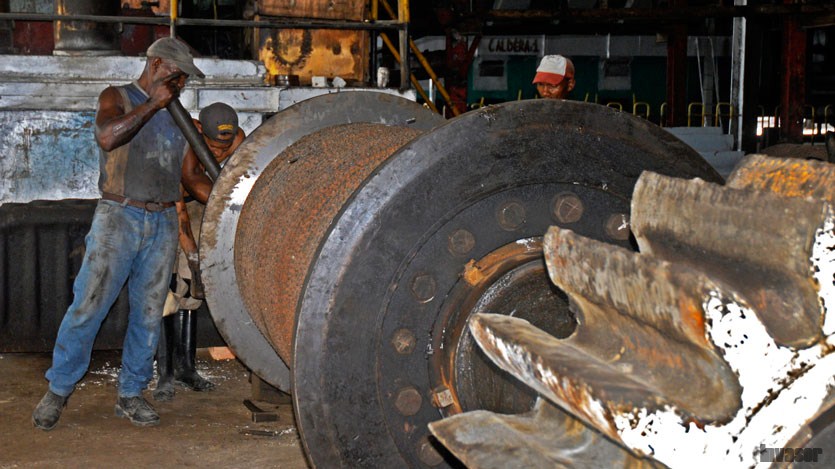 Hombres trabajan en reparación de central 