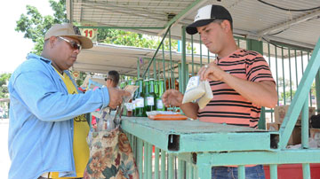 Hombre comprando productos en la feria