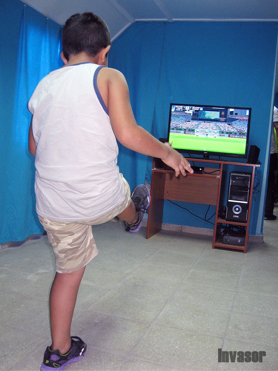 Niño juega con la computadora