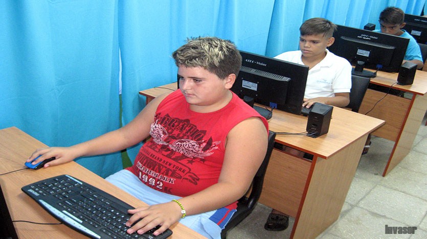 Niños juegan en la computadora