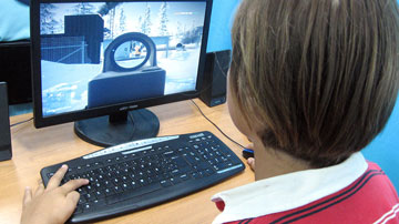 Niño jugando en la computadora