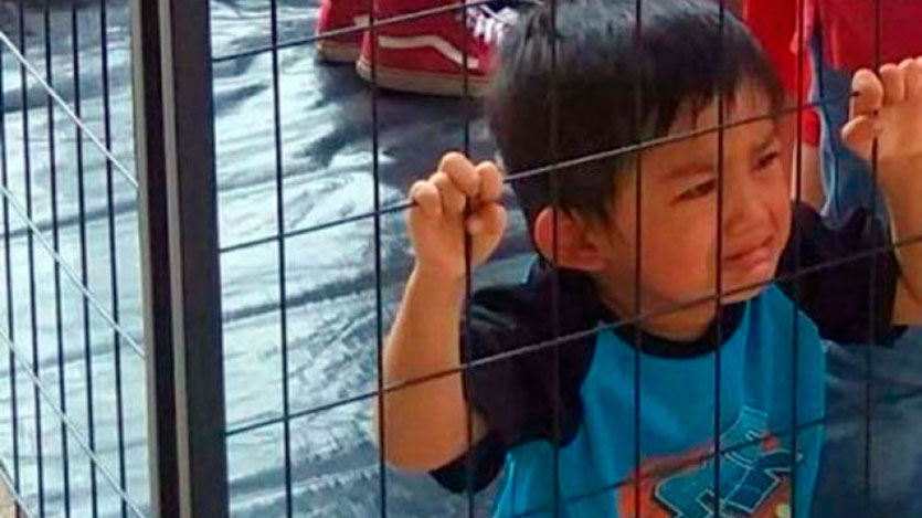 Niño llora trás las rejas 