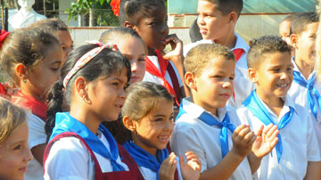 Niños con pañoletas en la escuela 