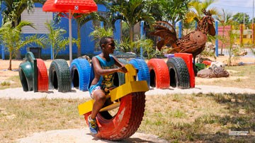 Niño en el parque de diversiones
