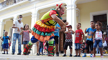 Payasa jugando con los niños