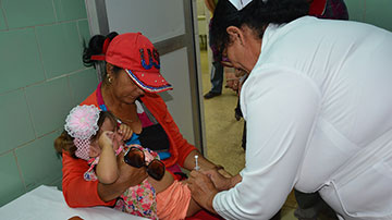 Enfermera vacuna a la niña