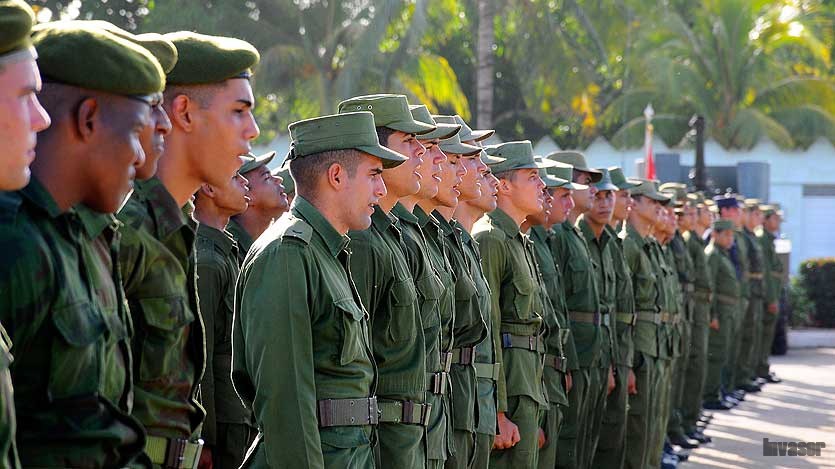 Jóvenes militares formados en fila