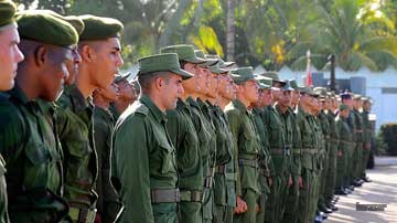 Jóvenes militares formados en fila