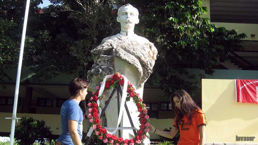 Estudiantes ofrendando a Martí