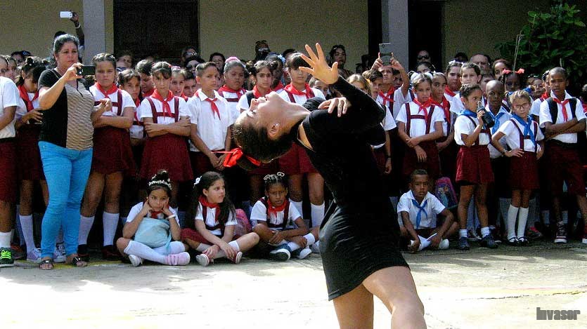 Bailarina y niños detrás