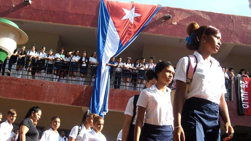 Hilera de estudiantes, bandera al fondo