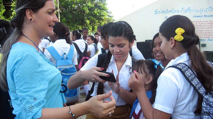 Madre junto a sus hijas estudiantes
