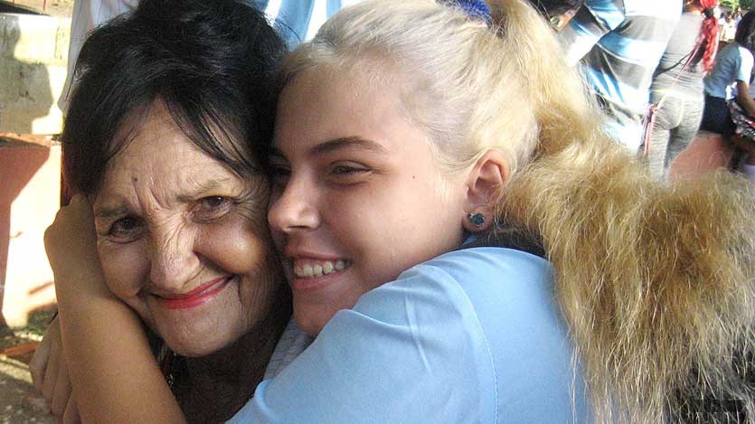 Nieta abrazando a abuela
