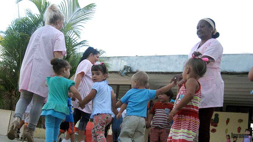Niños en el círculo infantil