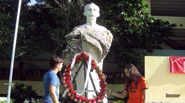 Estudiantes ofrendando a Martí