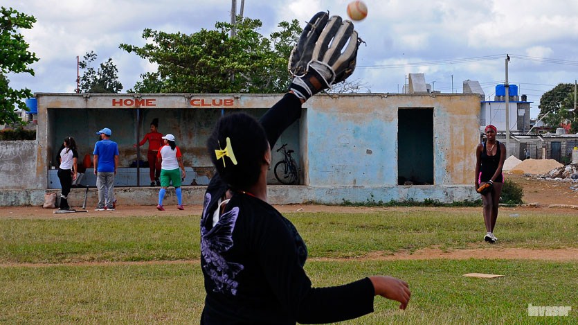 Juego de béisbol femenino