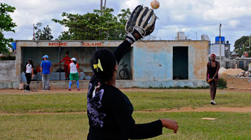 Juego de béisbol femenino