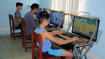 Niños juegan en Joven Club de Computación