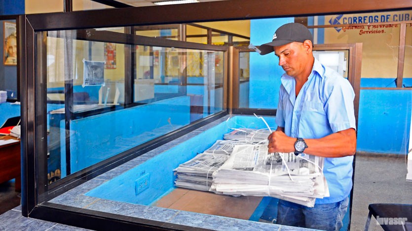 Trabajador del correo en la distribución de la prensa