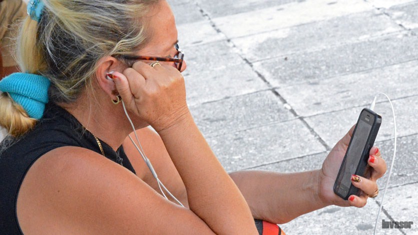 Mujer conectada a Internet