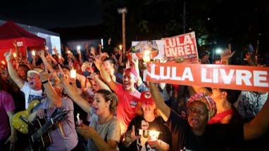 Multitud marchando en Brasil