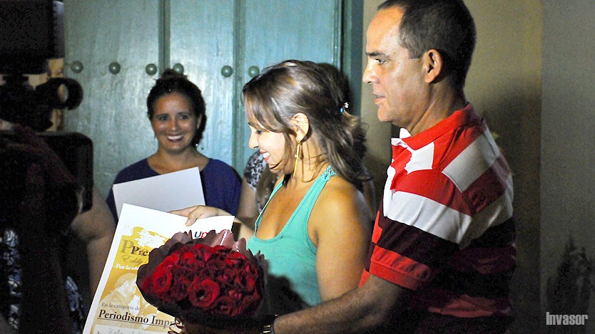 Periodista Katia Siberia recibe premio Eddy Martin